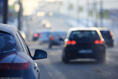 Samochody jeżdżące po autostradzie.